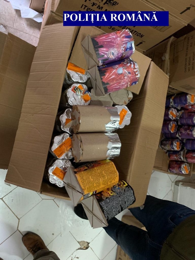 Zeci de tone de artificii, confiscate de polițiști