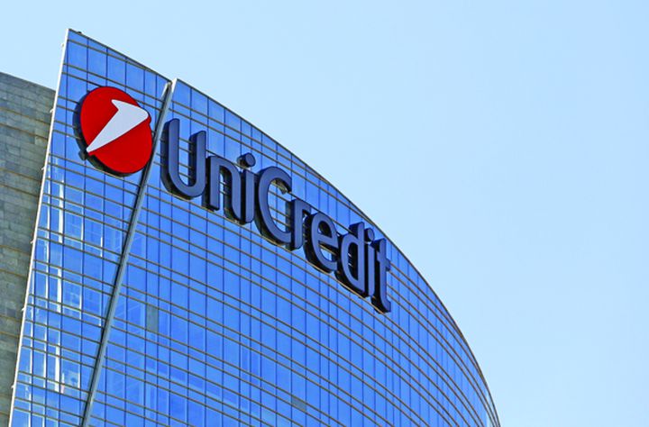 UniCredit taie mii de joburi