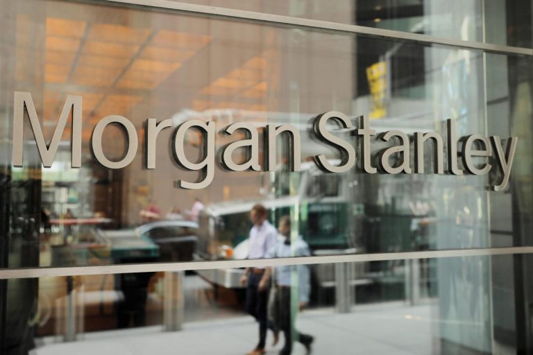 Banca Morgan: politica umflă preţul, apoi vinde