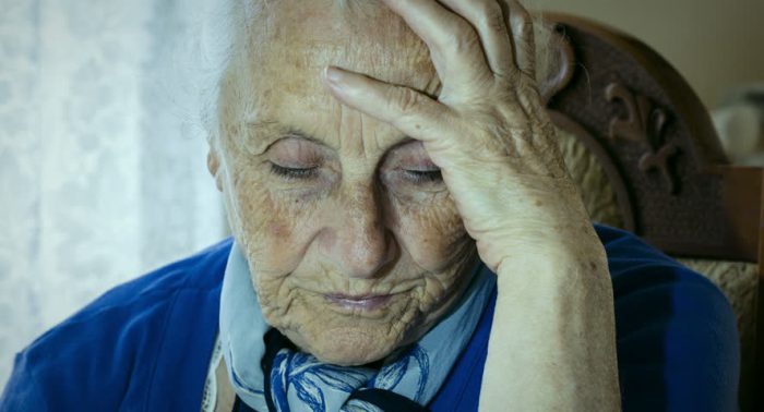 Cum vor politicienii să-i scoată pe bătrâni din apartamente