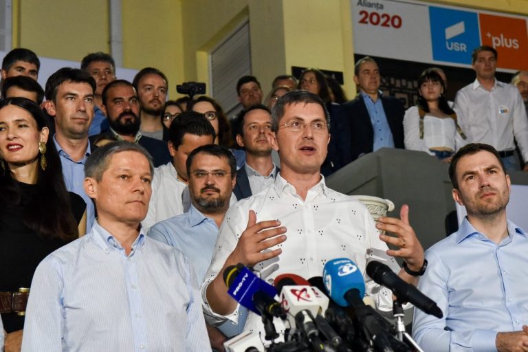 Pluseriștii se încaieră pe Primăria Capitalei