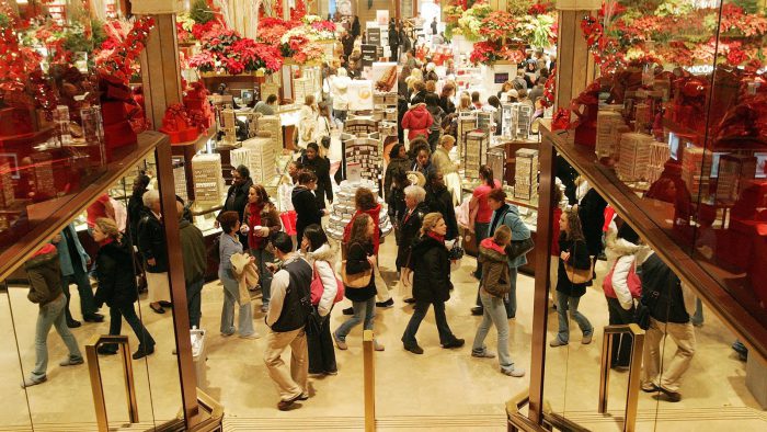 Românii vor cheltui mai mult de Crăciun decât anul trecut