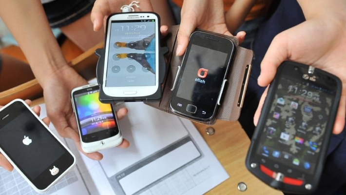 Elevii români, cu ochii în telefoane şi tablete