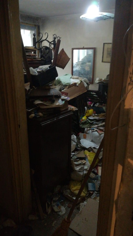 Aproape 5 tone de gunoaie, adunate dintr-un apartament din Capitală