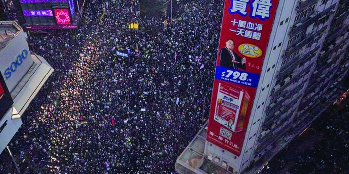 Hong Kong nu se lasă: sute de mii de oameni, din nou în stradă