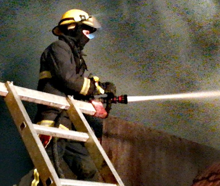 Casa în care locuiau 12 oameni, distrusă de un incendiu, în Arad