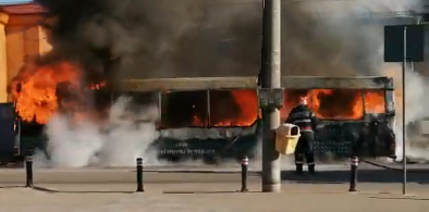 Un autobuz a ars ca o torţă pe o stradă din Craiova (VIDEO)