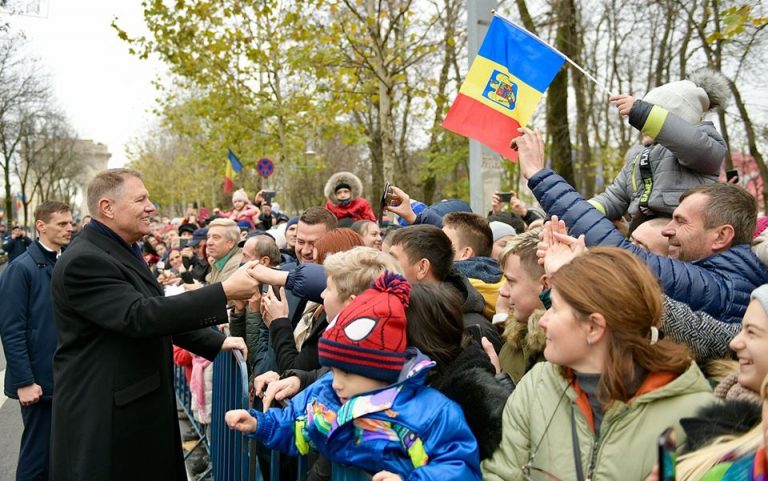 Iohannis a dat mâna cu mai mulți copii, după parada de la Arcul de Triumf