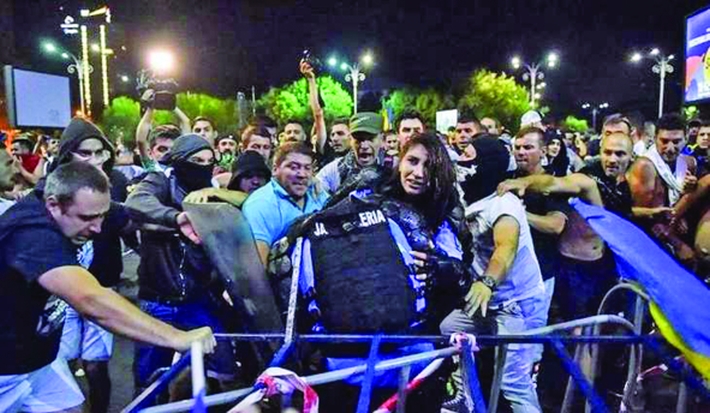 Agresorii jandarmeriţei, din 10 august – Piaţa Victoriei, condamnaţi cu suspendare
