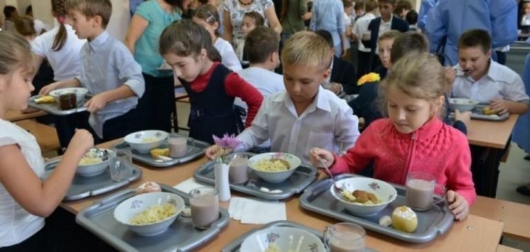 Programul PSD masă caldă în școli ajunge la copiii bogați