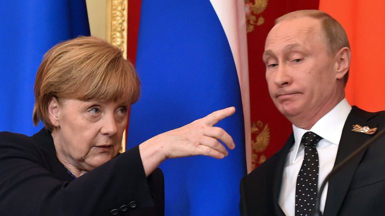 Putin și Merkel joacă ping-pong cu spioni