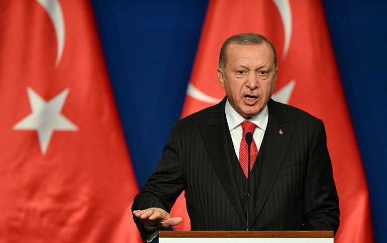 Laureatul Nobelului pentru Literatură, încolţit de Erdogan