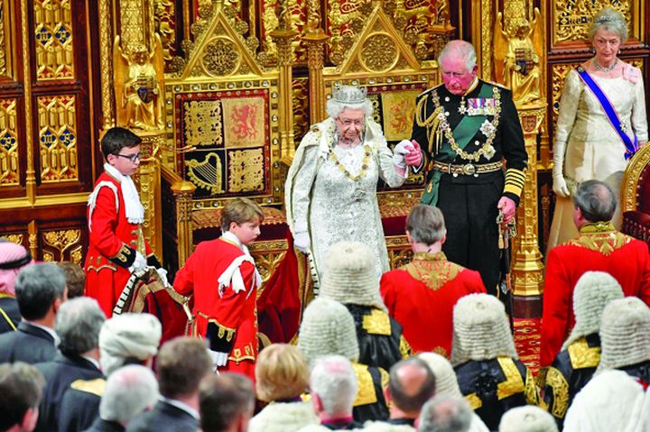 Urzeala tronurilor la Buckingham: Regina, scoasă la pensie