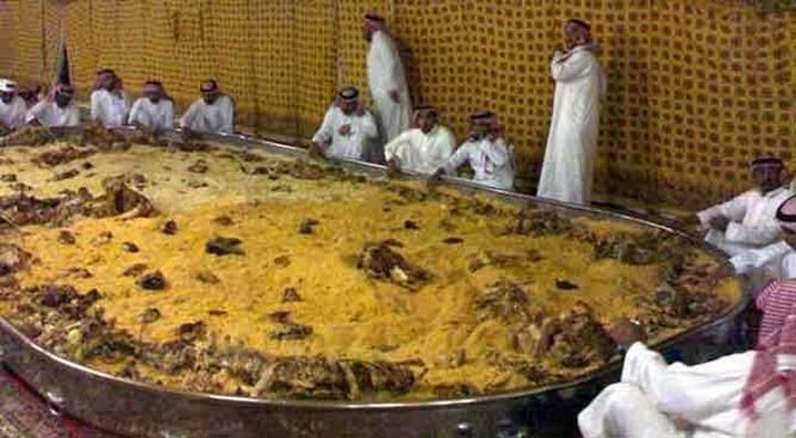 Saudiţii, campioni la aruncatul mâncării