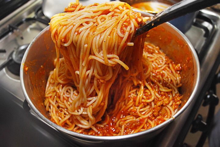 Italienii mănâncă spaghetti din grâu american