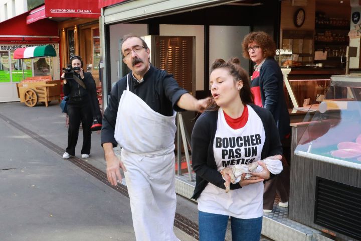 Omenirea a luat-o razna? Terorismul vegan amenință cu moartea măcelarii!