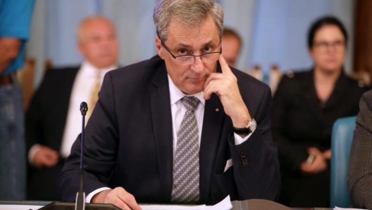 Vela dă MAI pe mâna ”Doi ș’ un sfert”!
