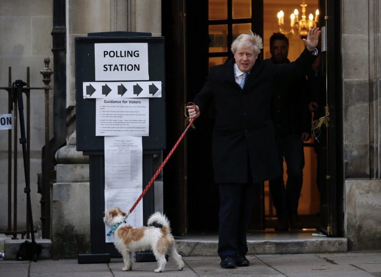 Boris Johnson, cu cățelul la vot, la alegerile ce vor decide soarta Brexit