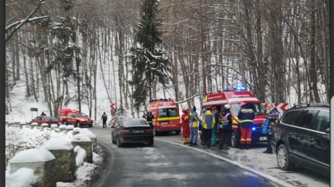 Microbuz cu 7 copii, accident în drum spre Poiana Brașov