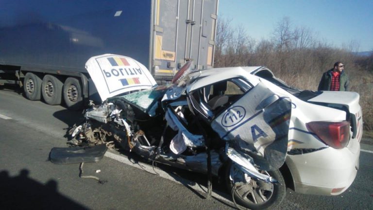 Mașină de poliție făcută praf în urma unui accident, pe DN6
