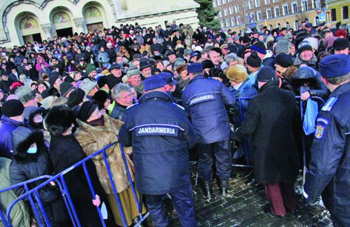 Pompierii și polițiștii ies în stradă de Bobotează