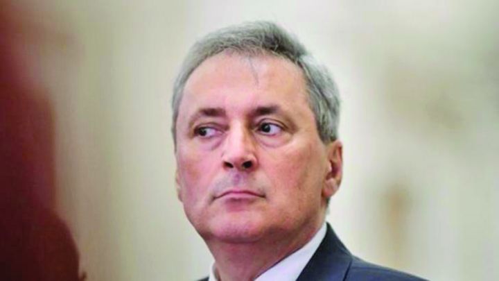 Vela joacă murdar. Mocioalcă să-l fi învățat?