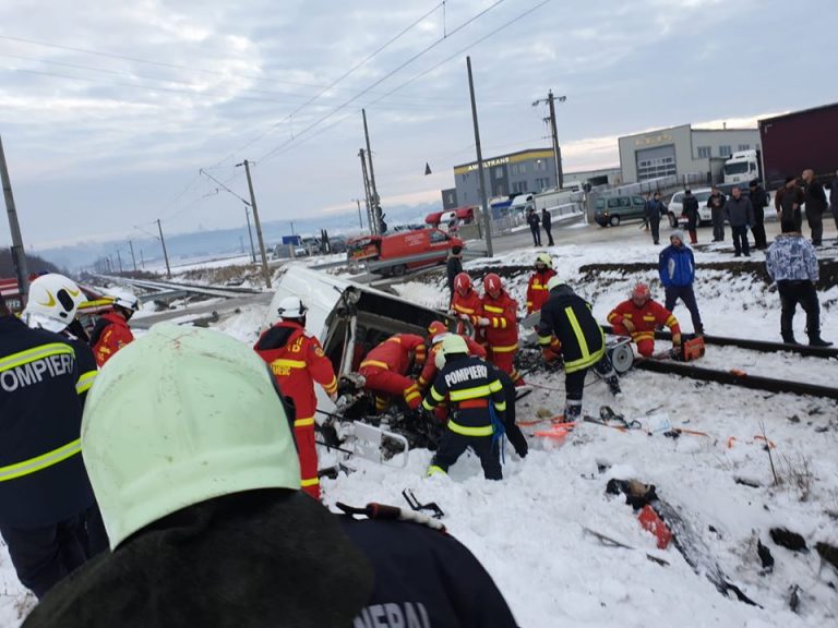 Dubă lovită de tren, în Suceava: un om a murit, altul a fost rănit