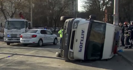 Dubă a Poliției, răsturnată într-o intersecție din Capitală