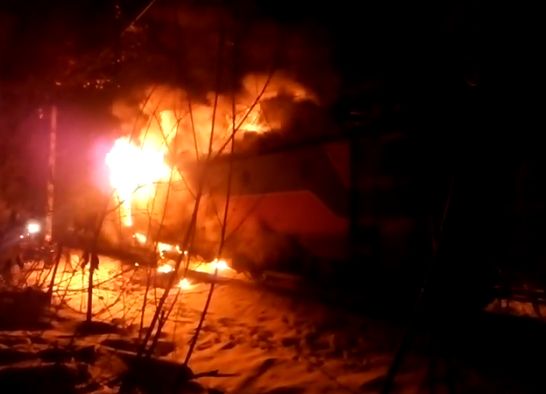 Locomotiva unui marfar cu 40 de vagoane, înghițită de flăcări