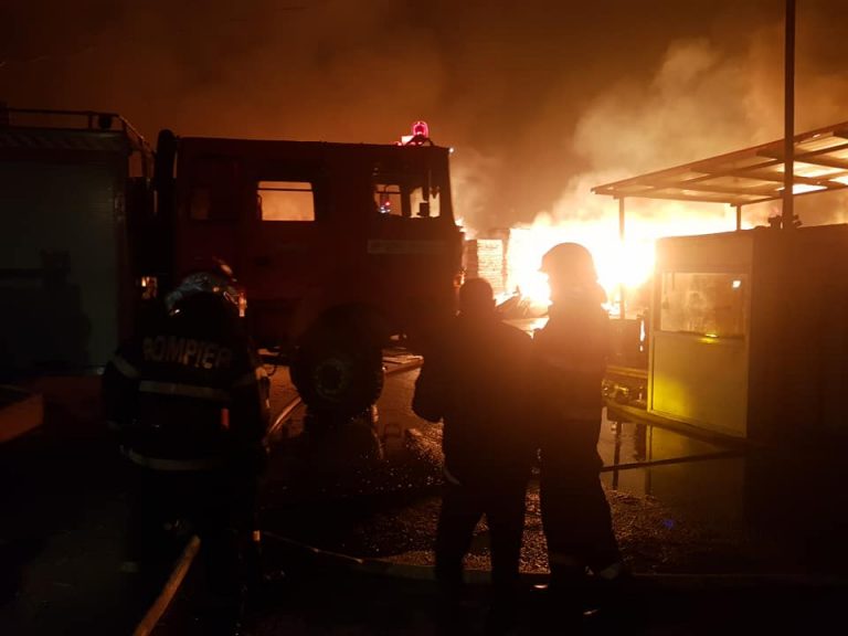 Flăcările au făcut prăpăd la o fabrică de saltele din Urlați (FOTO)