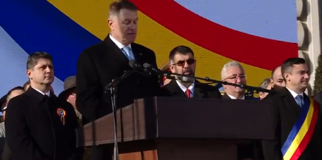 Aplauze printre huiduieli la Iaşi. Iohannis: Mulţumesc pentru primire/”VREM AUTOSTRADĂ”