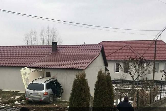 O tânără șoferiță s-a oprit cu mașina în zidul unei case