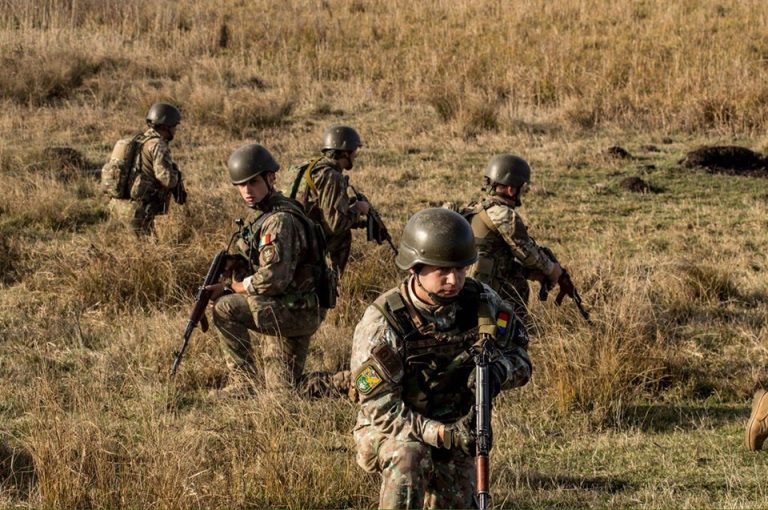 Ministru: Militarii români din Irak nu au fost afectați de atacurile recente cu rachete