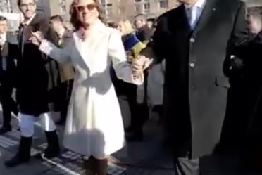 Carmen Iohannis s-a prins în horă alături de preşedinte. Detaliul ce n-a fost trecut cu vederea  (VIDEO)