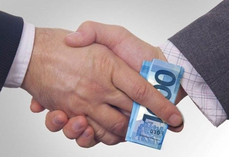 Puternicii lumii una vorbesc şi alta fumează