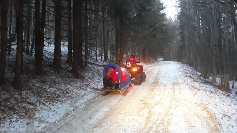 Operațiune de salvare pe munte: Doi turiști s-au răsturnat cu un ATV