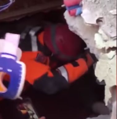 Imagini impresionante: Fetiță salvată de sub dărâmături, în Turcia (VIDEO)
