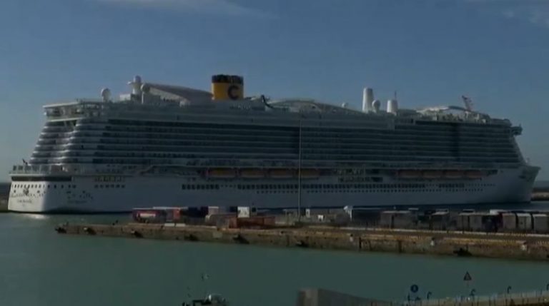 Şase români aflaţi pe vasul de croazieră Diamond Princess vin sâmbătă acasă