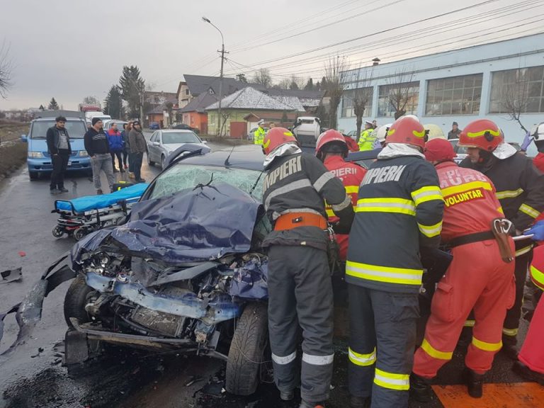 Victimă încarcerată, în urma unui accident în care a fost implicat un TIR