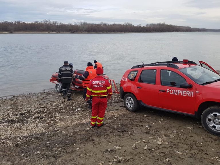 O barcă s-a răsturnat pe brațul Borcea. Doi bărbați s-au salvat. Alți doi sunt dispăruți