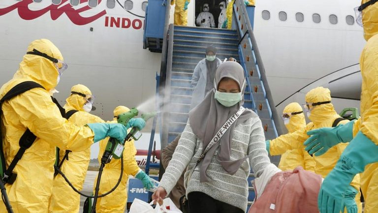 Îngenuncheată de virus, China ia la palme SUA