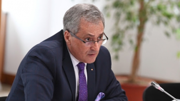 Vela a ieșit să le vorbească protestatarilor de la SNPPC. Coarnă, „un pensionar al MAI” (VIDEO)