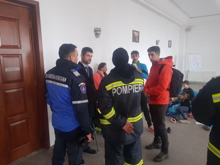 UPDATE: 40 de copii și adulți, blocați la Cota 1400, la Sinaia. Drumul a fost degajat