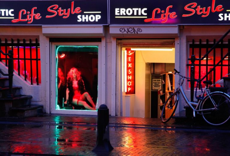 Amsterdam mută prostituatele din „Cartierul Roșu” 