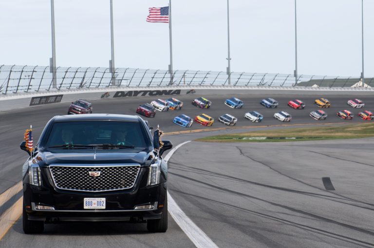 Trump, cu „Bestia” pe circuitul Daytona