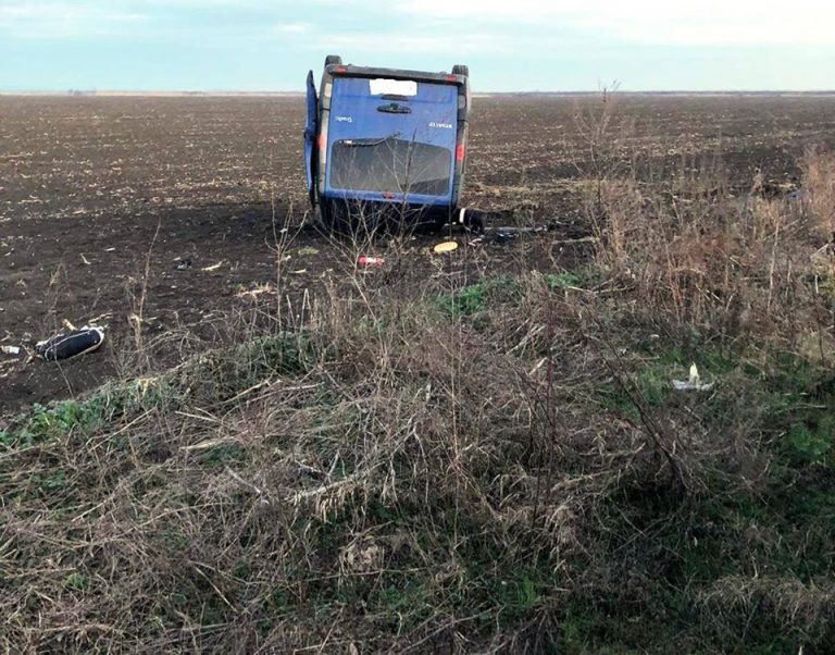 Şase oameni la spital, după ce un microbuz s-a răsturnat pe câmp, în Călăraşi
