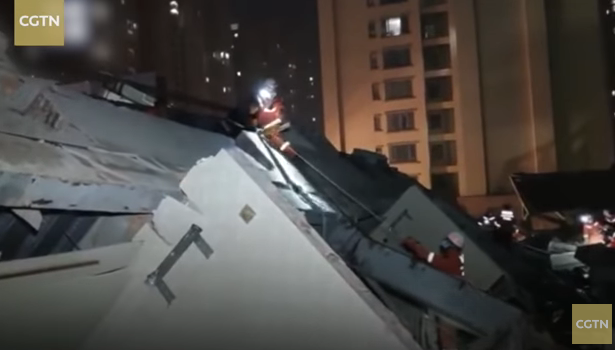 Hotel prăbuşit în China. Zeci de oameni, sub dărâmăturile clădirii folosite ca spaţiu de carantină (VIDEO)