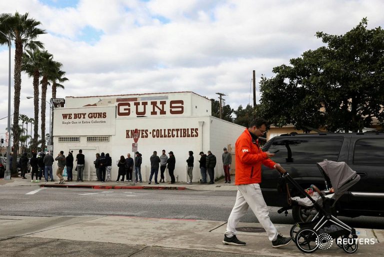SUA: cozi la magazinele de arme