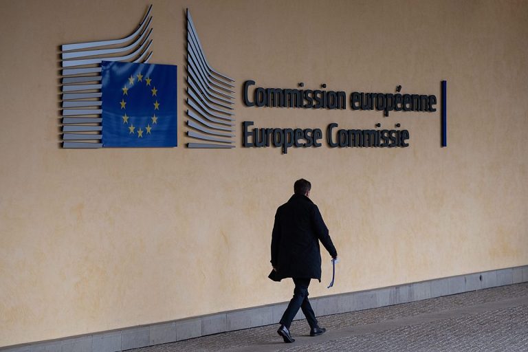 Europa îşi recunoaşte neputinţa