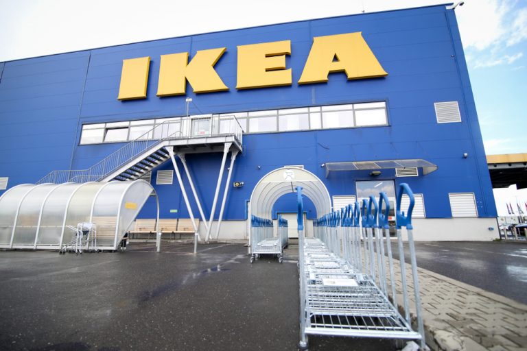 IKEA se reprofilează. Face echipamente de protecție